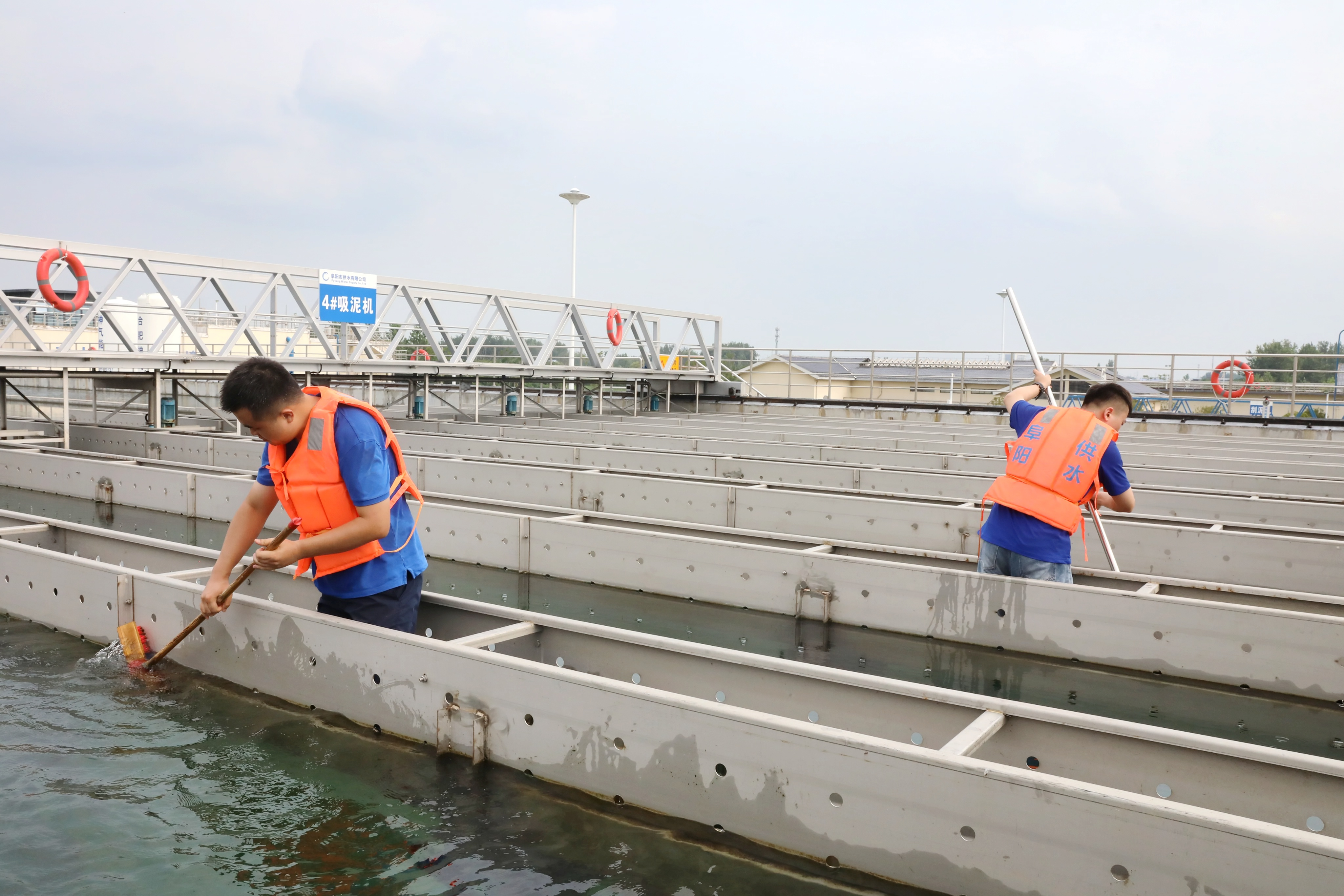 高溫堅(jiān)守一線 汗水詮釋擔(dān)當(dāng)